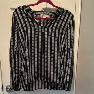 Michaels Black and White Chain Pattern Top
